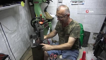 Çıraklık olarak başladığı ayakkabı tamirciliği mesleğini 33 yıldır sürdürüyor