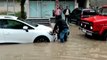Arnavutköy'de yağış nedeniyle sokak göle döndü