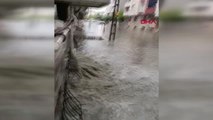 İstanbul'da sağanak yağışa teslim! Esenyurt'ta araçlar mahsur kaldı, evleri su bastı