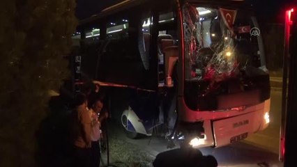 Afyon haber... AFYONKARAHİSAR - Yolcu otobüsü refüje çarptı
