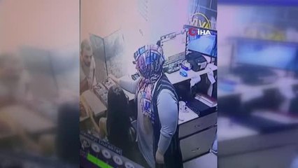 Son dakika 3. sayfa: Hırsızın akıl almaz oyunu kamerada: Çaldığı kahve takımını iade edip parasını aldı