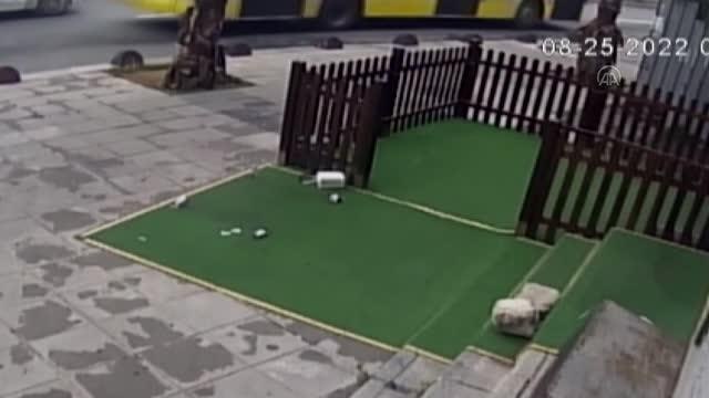 Eyüpsultan'da İETT otobüsü geçtiği sırada yol çöktü