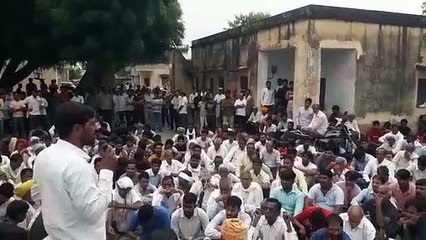 मारपीट कर कुएं में फेंका बुजुर्ग का शव, ग्रामीणों ने शुरू किया धरना