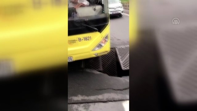 Eyüpsultan’da İETT otobüsü geçtiği sırada yol çöktü