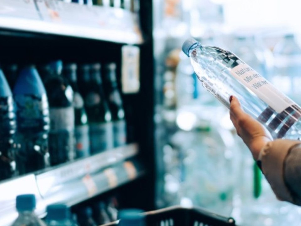 Chemische Rückstände entdeckt: Hersteller ruft Mineralwasser zurück!