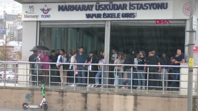 İSTANBUL-ÜSKÜDAR'DA YAĞMURA HAZIRLIKSIZ YAKALANANLAR ZOR ANLAR YAŞADI