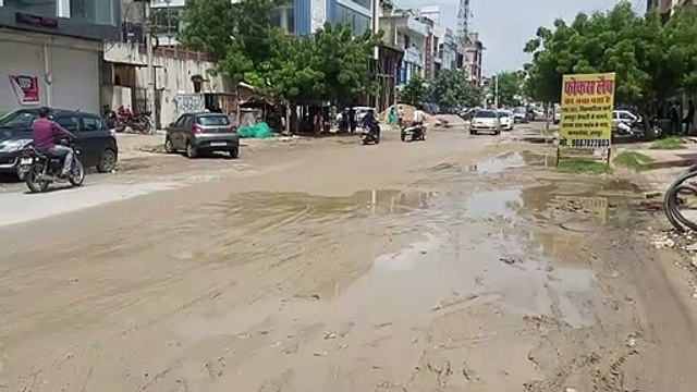 मिट्टी से भर रहे डामर की सड़कों के गड्ढे, आना-जाना दुश्वार