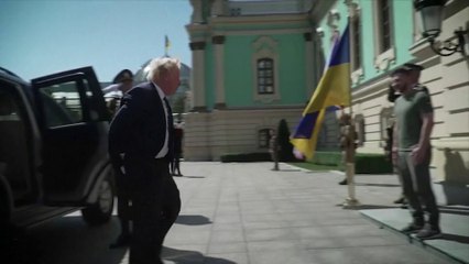 هدية فريدة لجونسون بعد زيارة مفاجئة إلى أوكرانيا