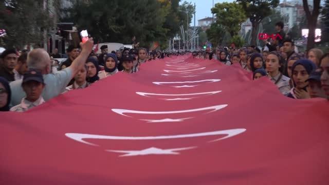 1922 METRE BAYRAK, 1922 İZCİNİN ELLERİNDE ZAFER MEYDANI'NA GETİRİLDİ