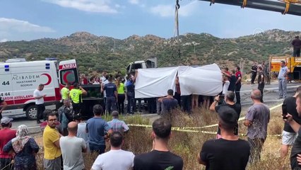 Kaza yapan İbrahim Tatlıses sıkıştığı araçtan çıkarıldı