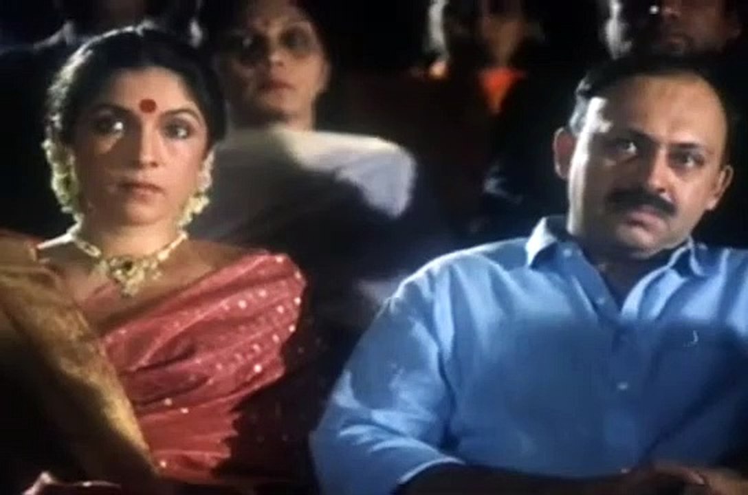 Aaina Mujhse Meri Pahli si Soorat