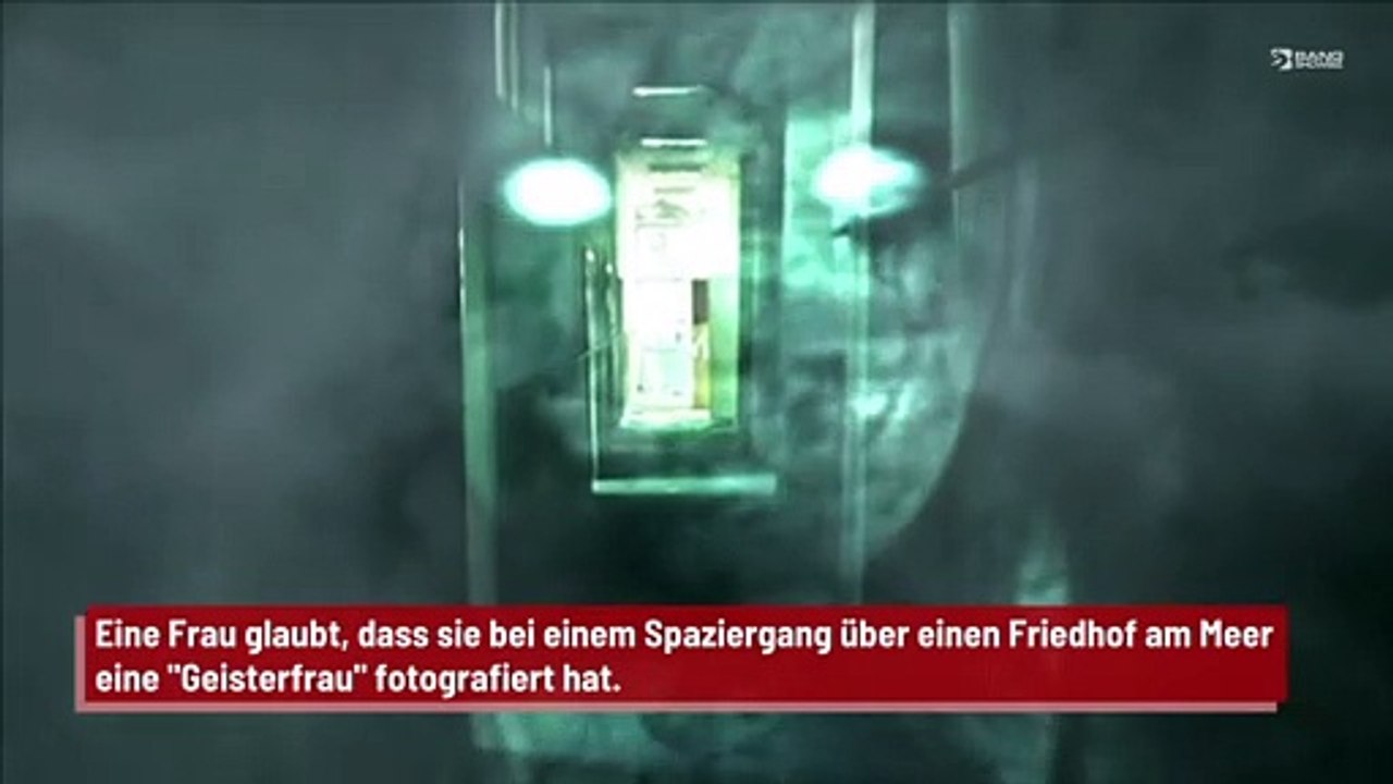 Eine 'Geisterfrau' auf einem Friedhof fotografiert