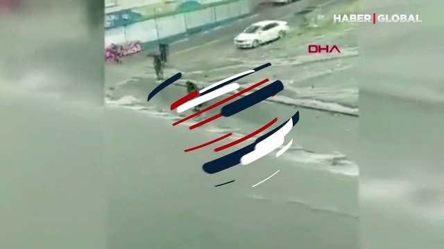 Esenyurt'ta dehşet anları! Sel sularının süreklediği kadın otomobilin altında sıkıştı