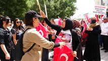 Evlatları dağa kaçırılan anneler kendilerine zafer işareti yapan HDP'lilere öfke kustu