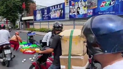 Shipper bất cẩn đổ hàng trăm bánh bao ra đường, được phụ dọn trong 30s