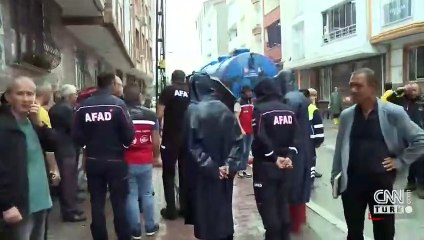 Esenyurt'ta ev ve iş yerlerini su bastı