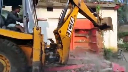 पुरवा से सूरजकुण्ड जाने वाले राहगीरों को गड्ढे के कारण बढ़ी मुसीबत