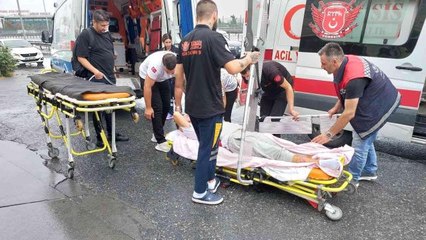 Son dakika 3. sayfa: Küçükçekmece'de hasta taşıyan ambulansa kamyonet çarptı