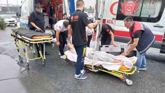 Son dakika 3. sayfa: Küçükçekmece'de hasta taşıyan ambulansa kamyonet çarptı