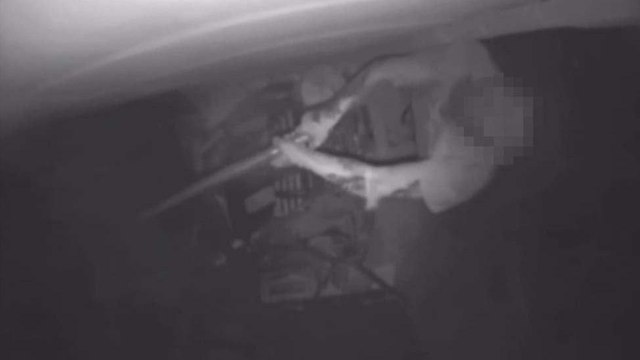 Sopayla güvenlik kamerasını kırıp, 30 bin TL’lik malzeme çaldı