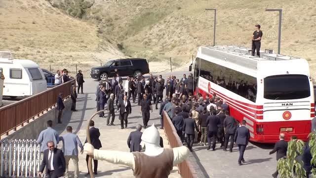 Cumhurbaşkanı Erdoğan: Ahlat ve Malazgirt, medeniyetimizi yeniden yükseltme irademizin adıdır