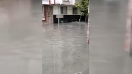 Esenyurt'ta birçok cadde ve sokakta su baskınları yaşandı