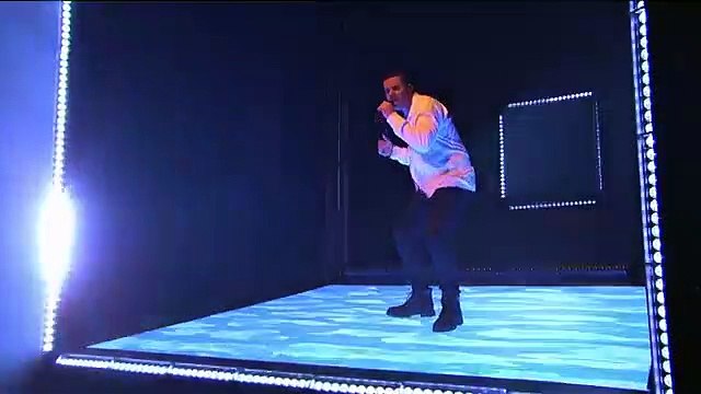 Drake chante son tube One Dance en live