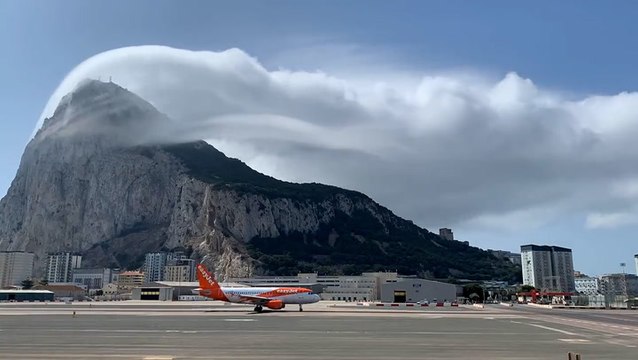 Mesmerizing 'levanter cloud' drapes over Rock of Gibraltar
