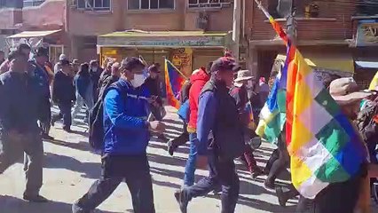 Inicia movilización de los grupos afines al Gobierno y se prevé colapso del centro paceño