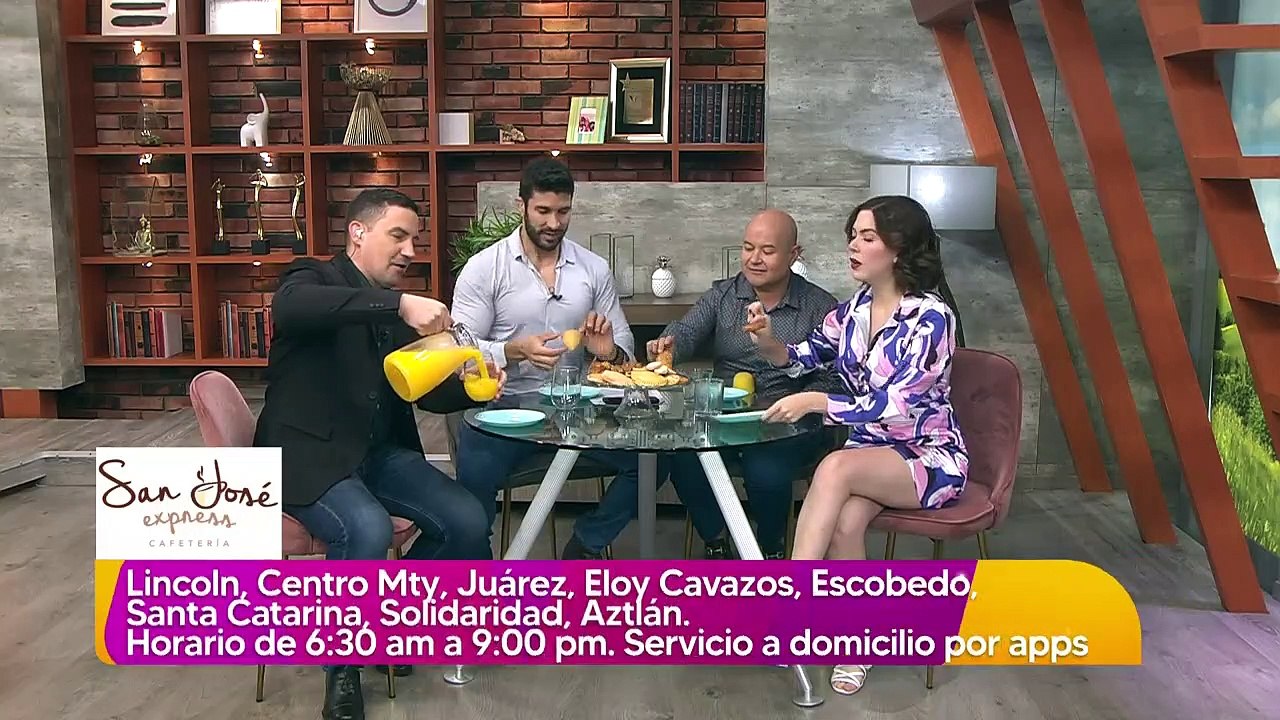 Captan a mujer preparándose una michelada en el camión