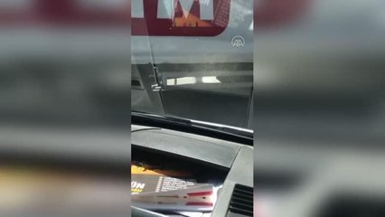 Yolun karşısına geçerken tırın altında kalan kadın yaralandı