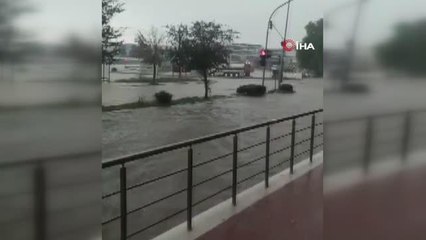 Tekirdağ haberleri... Tekirdağ'da sağanak yağış yolları nehre çevirdi