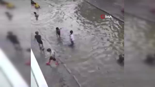 Ardahan haber... Göle dönen sokakta çocuklar böyle yüzdü