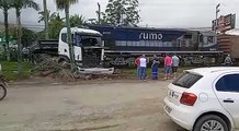 Trem atinge carreta na BR-280 em São Francisco do Sul