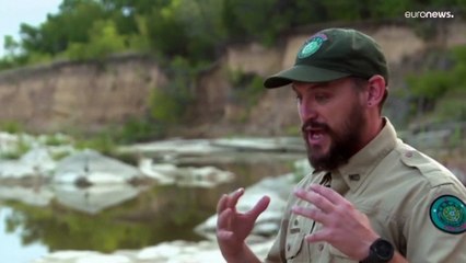 Seca revela pegadas de dinossauros