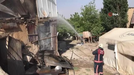 Son Dakika | Çatı yangınını film izler gibi izlediler