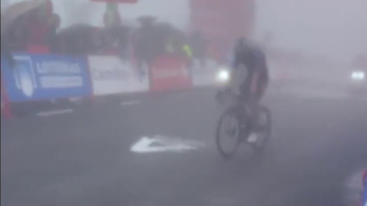 Tour d'Espagne 2022 - Jay Vine la 6e étape dans le brouillard et sous la pluie ! Remco Evenepoel nouveau maillot rouge de leader !