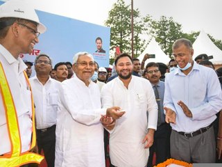 Bihar में घेरे में 'परिवार', CBI के छापेमारी पर दिखी Tejashwi Yadav की तिलमिलाहट