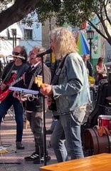 Download Video: Cet enfant perdu retrouve son papa grâce à un groupe de rock et c'est très drôle