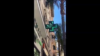 Ce logo de pharmacie est en mode Rave Party