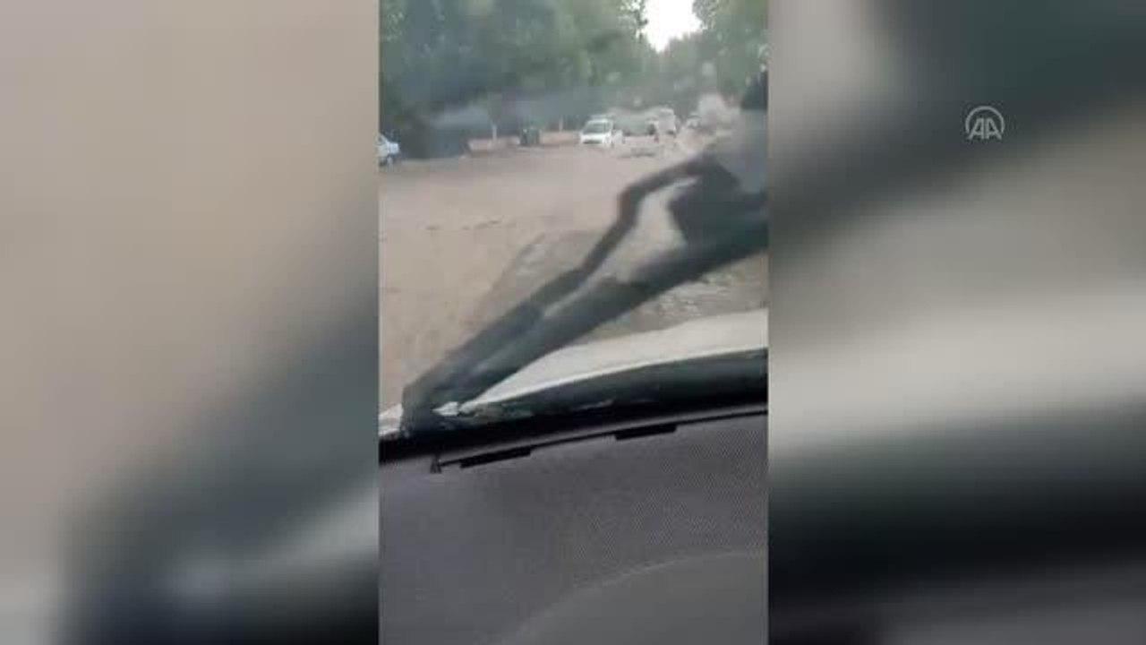 İzmir haberleri... Bornova ve Çeşme ilçelerinde sağanak hayatı olumsuz etkiledi