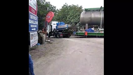 Virajı dönemeyen tır trafiği kilitledi! Vatandaş isyan etti