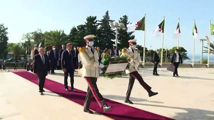ماكرون يضع إكليلاً من الزهر عند مقام الشهيد في الجزائر