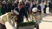 شاهد: الرئيس الفرنسي يضع إكليلا من الزهور على نصب مقام الشهيد في الجزائر