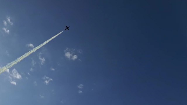 Grado, l'eclissi solare al passaggio delle Frecce Tricolori