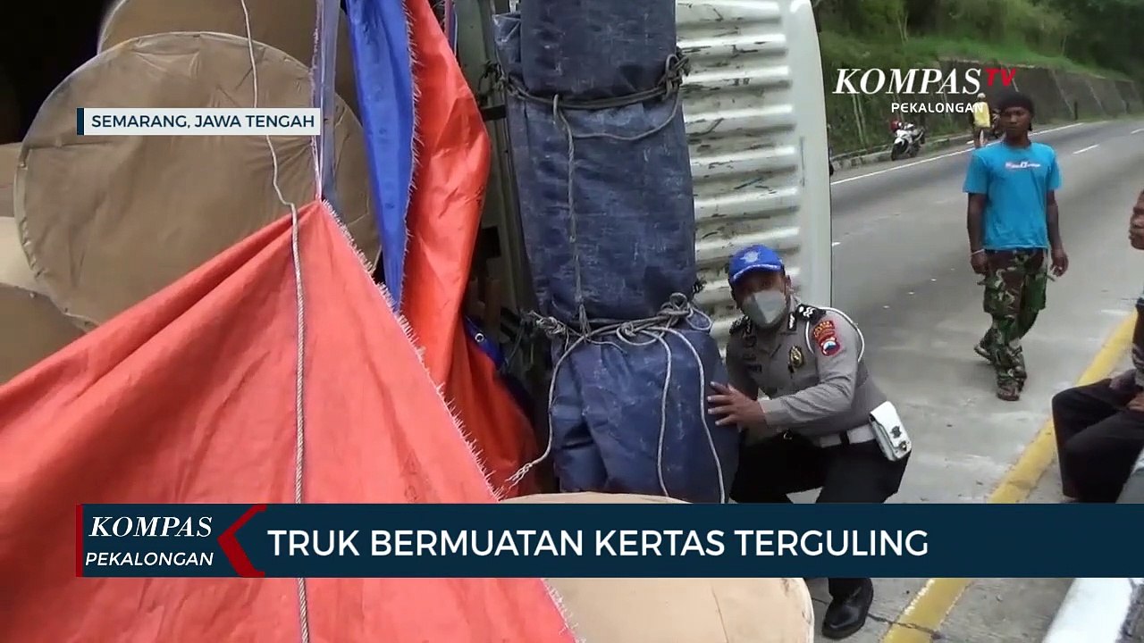 Truk Bermuatan Kertas Terguling