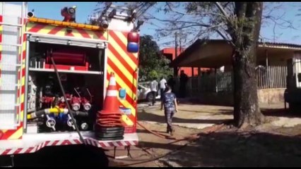 Bombeiros combatem incêndio em residência no Bairro Cascavel Velho