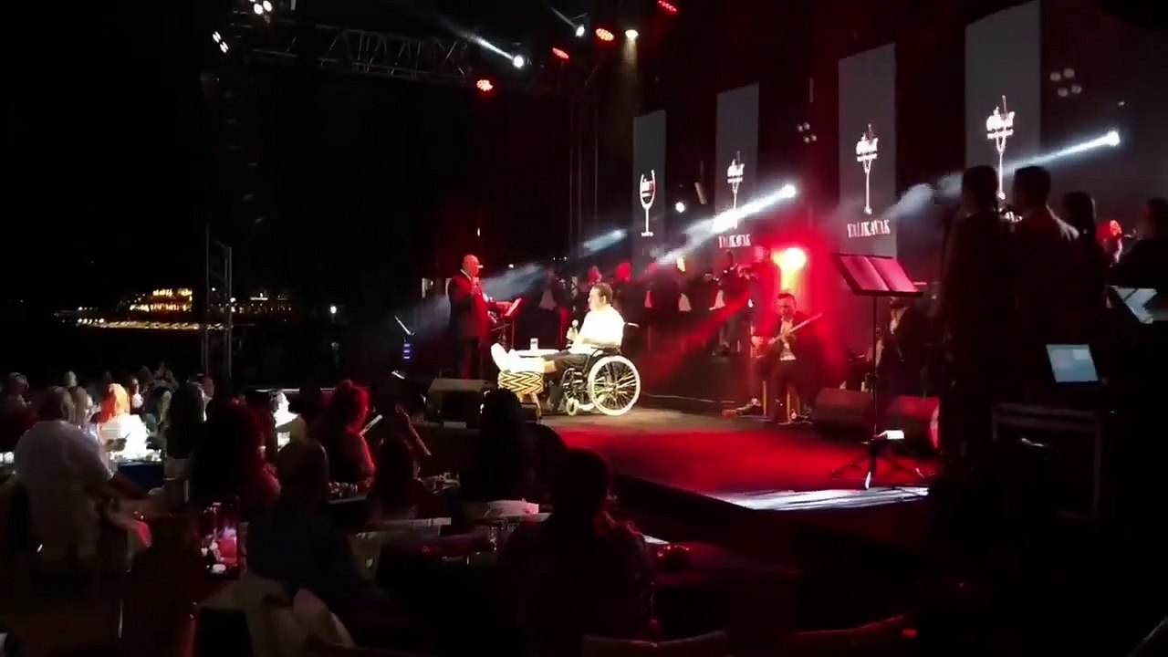 İbrahim Tatlıses tekerlekli sandalye ile konser verdi