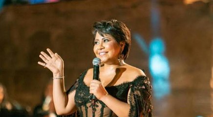 شيرين عبدالوهاب تقبل يد طبيبها النفسي بمهرجان قرطاج