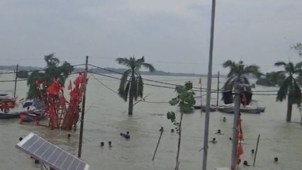 UP Flood: यूपी में उफान पर नदियां, घर-मंदिर सब डूबे, दहशत में लोग